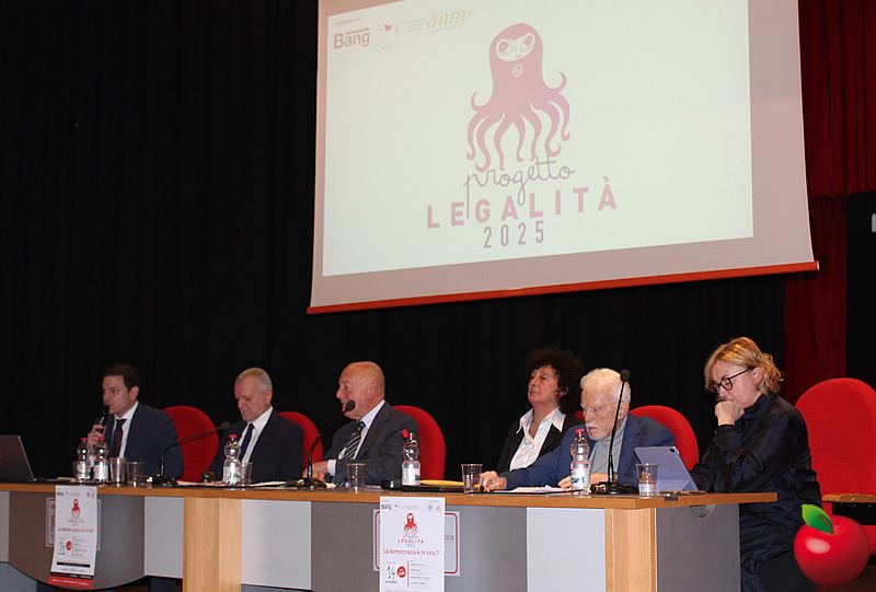 Medel at the public meeting 